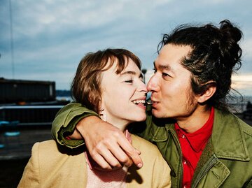 Frau und Mann kurz vor einem Kuss | © Getty Images/Thomas Barwick