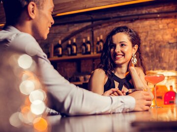 Frau und Mann unterhalten sich an Bar | © AdobeStock/Viacheslav Yakobchuk