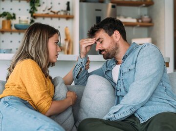 Paar diskutiert auf Sofa | © Getty Images/VioletaStoimenova