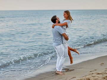 Verliebtes Paar am Strand | © Adobe Stock/Valerii Apetroaiei