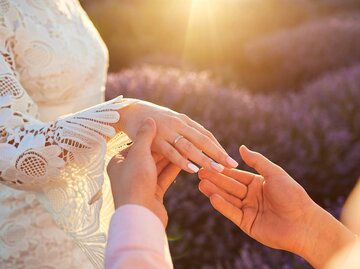  Heiratsantrag in einem Lavendelfeld | © Adobe Stock/Studio Romantic