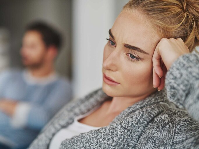 Junge Frau sitzt frustriert auf der Couch | © Adobe Stock/Delmaine Donson/peopleimages.com