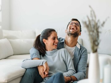 Mann und Frau sitzen umarmt auf dem Boden | © Adobe Stock/bnenin