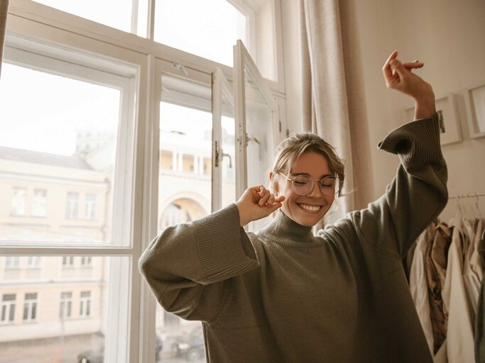 Junge Frau tanzt mit geschlossenen Augen | © Adobe Stock/Look!