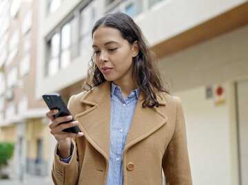 Frau schaut auf ihr Handy | © Adobe Stock/Krakenimages.com