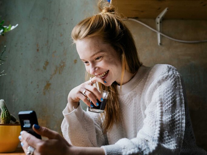 Frau lächelt beim Online Dating | © Getty Images/Willie B. Thomas