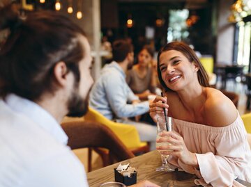 Mann und Frau auf einem Date im Cafe | © Adobe Stock/djile