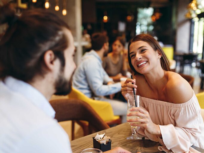 Mann und Frau auf einem Date im Cafe | © Adobe Stock/djile