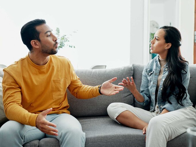 Mann und Frau diskutieren auf der Couch | © Adobe Stock/Clement Coetzee/peopleimages.com