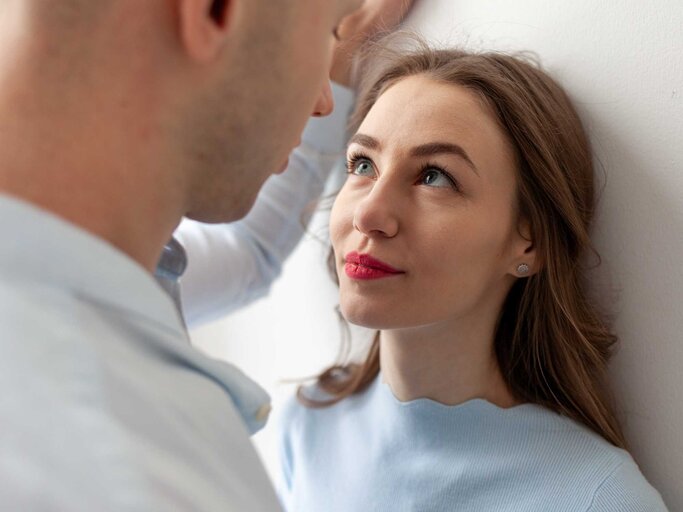 Mann und Frau schauen sich tief in die Augen | © Adobe Stock/Богдан Маліцький