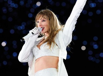 Taylor Swift steht auf der Bühne und singt | © Getty Images/Vittorio Zunino Celotto/TAS24