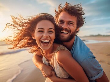 Glückliches Pärchen am Strand | © GAdobe Stock/Victor