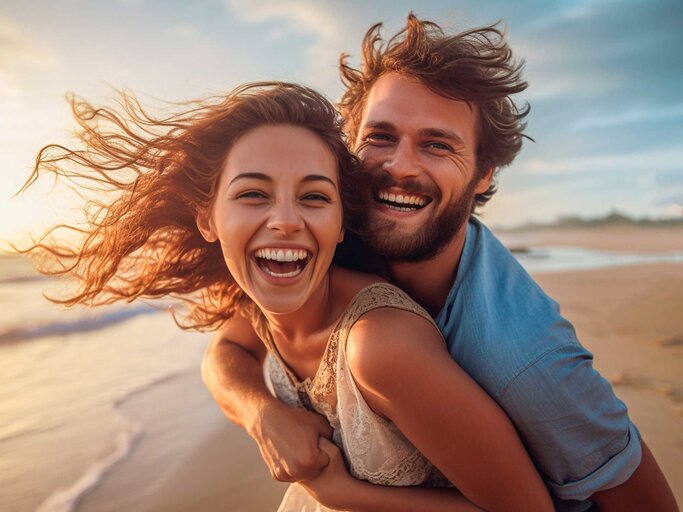 Glückliches Pärchen am Strand | © GAdobe Stock/Victor