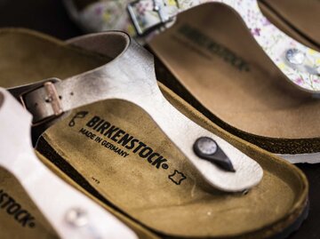 Ein Paar Birkenstock in der Trendfarbe Gold | © Imago/photothek