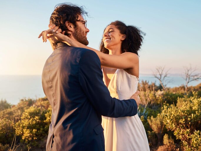 Zwei Personen beim Hochzeit draußen | © Getty Images/PeopleImages