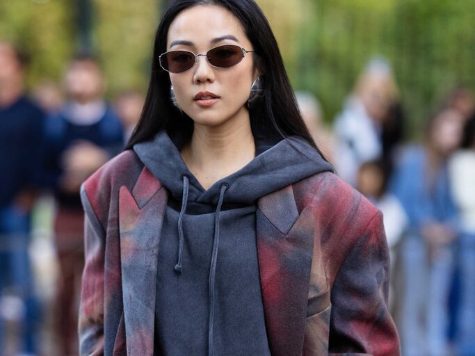 Streetstyle Hoodie und Blazer | © Getty Images/Valentina Frugiuele 