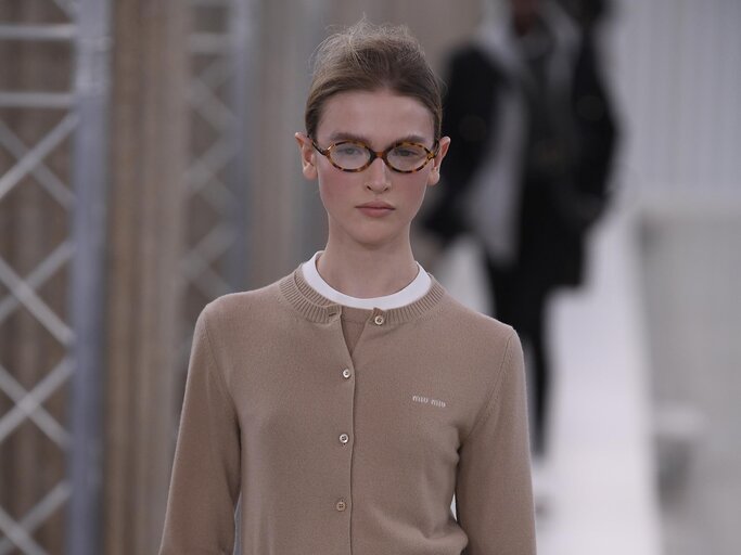 Model mit Hornbrille und Cardigan auf dem Laufsteg von Miu Miu | © Getty Images/Giovanni Giannoni