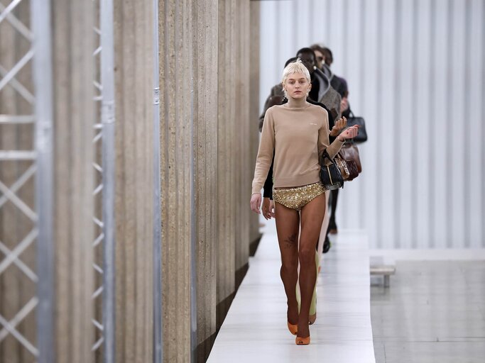 Runway-Show von Miu Miu mit Model in Glitzer-Slip | © Getty Images/Estrop