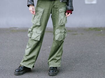 Person mit Cargohose und Dr. Martens | © Getty Images/Vanni Bassetti