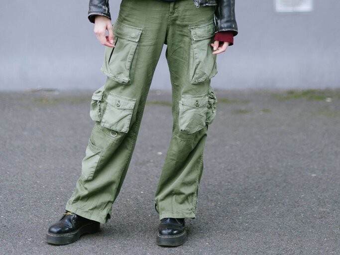 Person mit Cargohose und Dr. Martens | © Getty Images/Vanni Bassetti