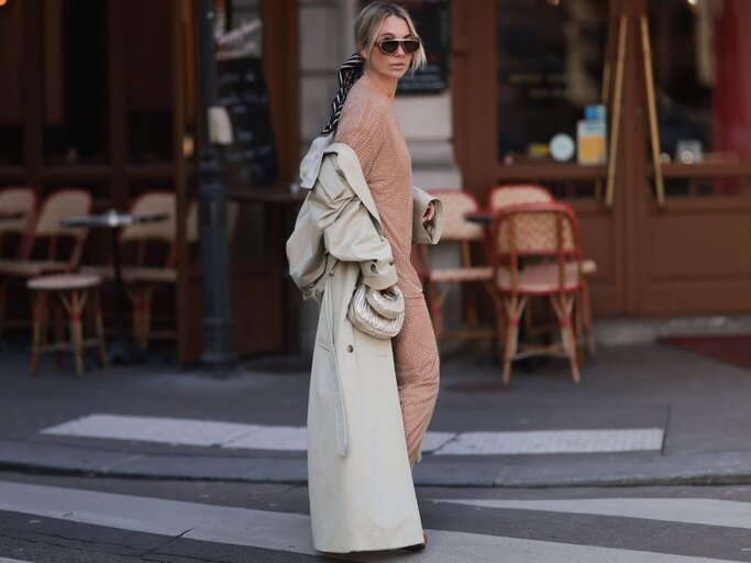 Person in Trenchcoat | © Getty Images/Jeremy Moeller