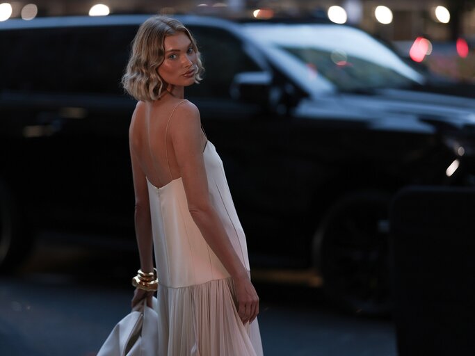 Elsa Hosk in einem cremefarbenen Low-Rise-Kleid von Khaite | © Getty Images/Jeremy Moeller