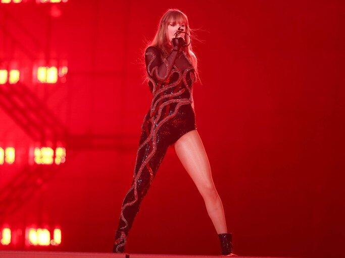 Taylor Swift in Schlange-Bodysuit | © Getty Images/Michael Campanella/TAS24