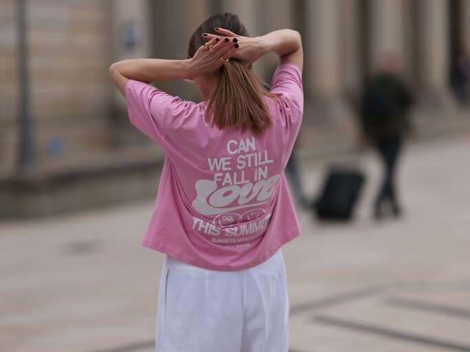 Streetstyle von Elise Seitz mit bedrucktem, rosa T-Shirt | © Getty Images/Jeremy Moeller