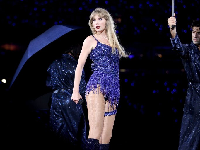 Taylor Swift auf Bühne in dunkelblauem Body | © Getty Images/Mat Hayward/TAS23 