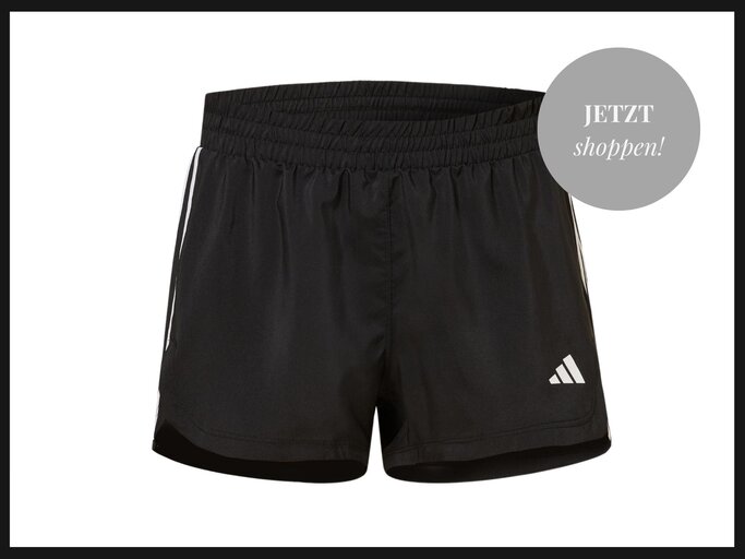 Schwarze Shorts von Adidas mit drei weißen Streifen | © Breuninger