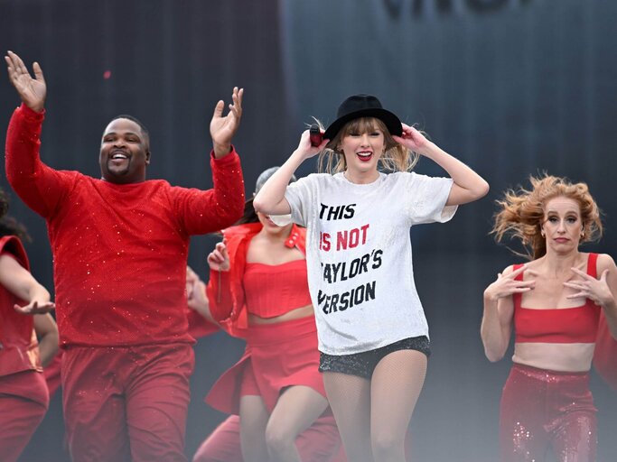 Taylor Swift auf Bühne mit Background-Tänzern | © Getty Images/Gareth Cattermole/TAS24
