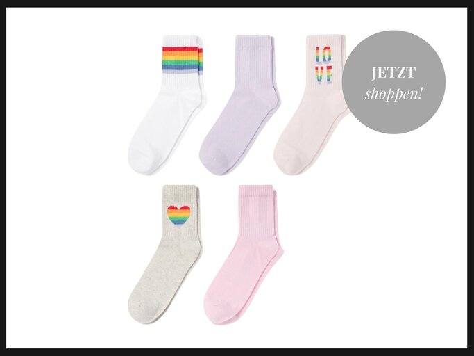 Socken im Regenbogen-Design von C&A | © C&A