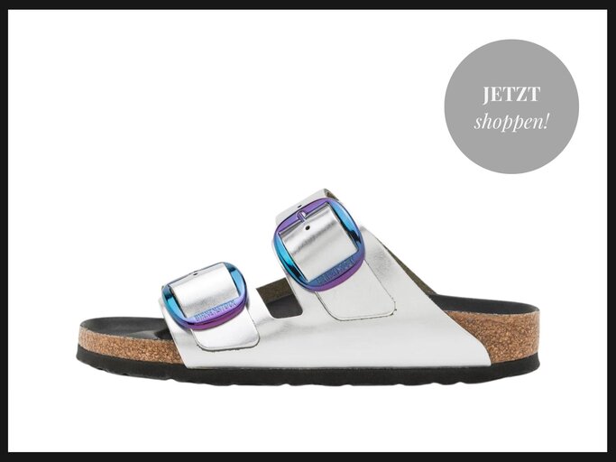 Silberne "Lena"-Sandalen mit bunten Schnallen von Birkenstock  | © Net-A-Porter