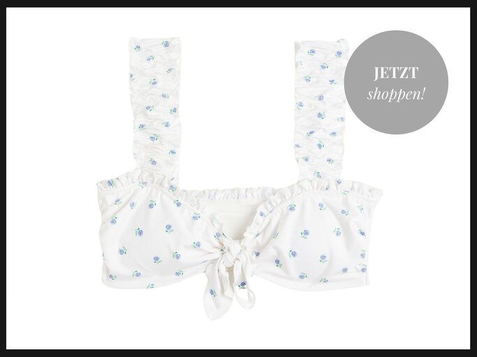 Weißes Bikinitop mit blauen Blümchen von H&M | © H&M