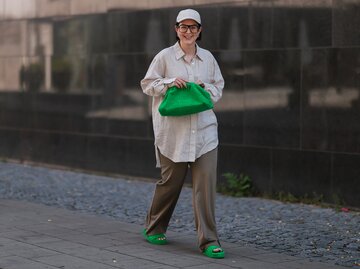 Streetstyle von Maria Barteczko in Oversize-Hemd und weiter Hose | © Jeremy Moeller