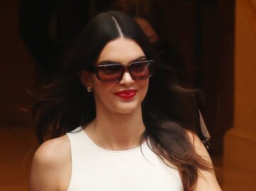 Kendall Jenner in weißem Tanktop in Paris | © Getty Images/Neil Mockford/GC Images