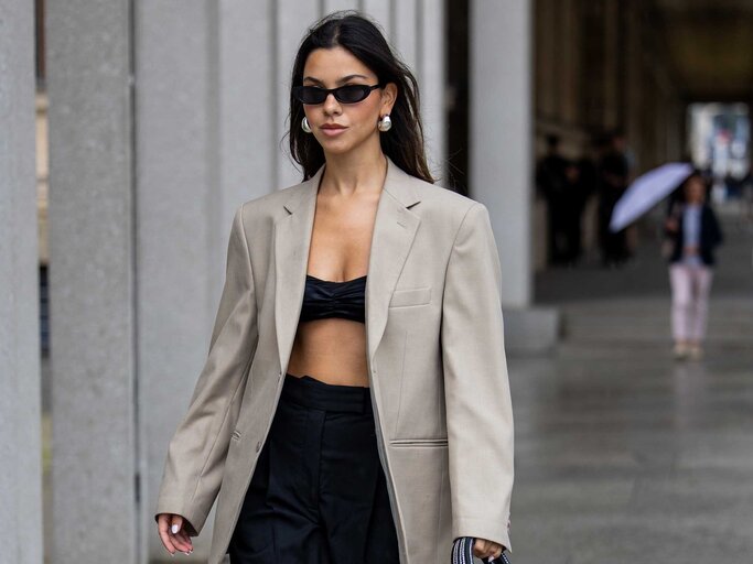 Frau mit oversized Blazer auf der Berlin Fashion Week  | © Getty Images/Christian Vierig