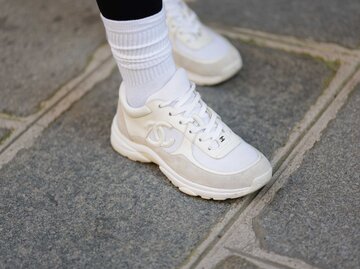 Nahaufnahme Sneakers und Socken | © Getty Images/Edward Berthelot