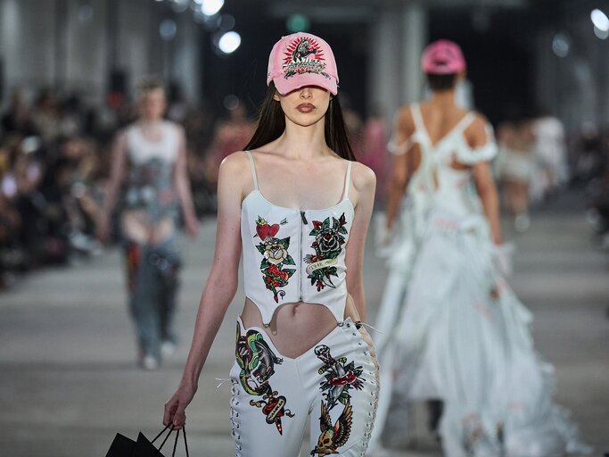 Show von Namilia x Ed Hardy auf der Berlin Fashion Week | © Getty Images/Sebastian Reuter