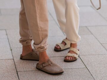 Zwei Frauen tragen Birkenstock-Modelle | © Getty Images/Jeremy Moeller