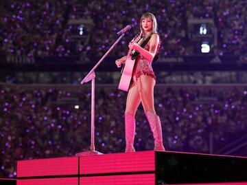 Taylor Swift mit einer Gitarre auf der Bühne. | © Getty Images/Andreas Rentz/TAS24