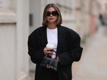 Streetstyle von Sophia Geiss in einem schwarzen Blazer mit breiten Schultern | © Getty Images/Jeremy Moeller
