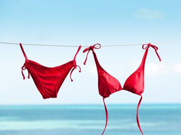 Roter Bikini an Wäscheleine | © Getty Images/YinYang