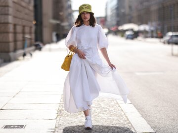 Streetstyle von Lena Naumann in weißem Kleid und weißen Sneakern | © Getty Images/Jeremy Moeller