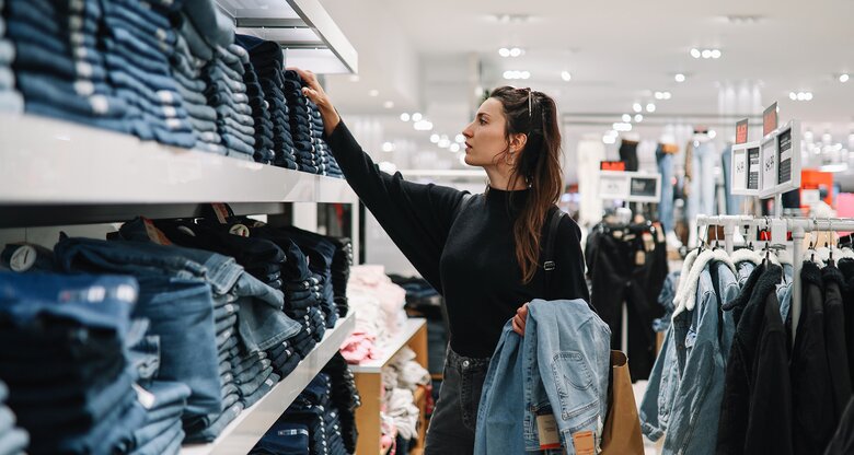 Frau beim Shoppen von Jeans | © Getty Images/lechatnoir