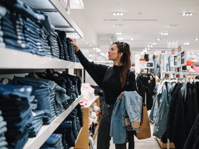 Frau beim Shoppen von Jeans | © Getty Images/lechatnoir