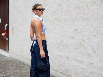 Eine junge Frau trägt einen Sommer-Style mit Baggy Jeans / Street Style - Day 2 - Berlin Fashion Week SS25 | © GettyImages/Christian Vierig / Kontributor