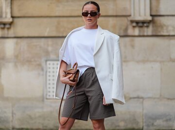 Person in Short, Shirt und Blazer | © Getty Images/Edward Berthelot