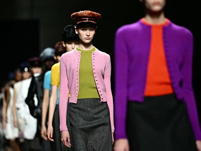 Bunt gekleidete Models auf dem Laufsteg von Prada | © Getty Images/Gabriel Bouys