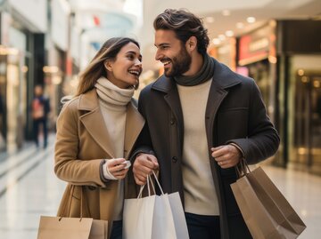 Frau und Mann beim Shoppen | © AdobeStock/MP Studio